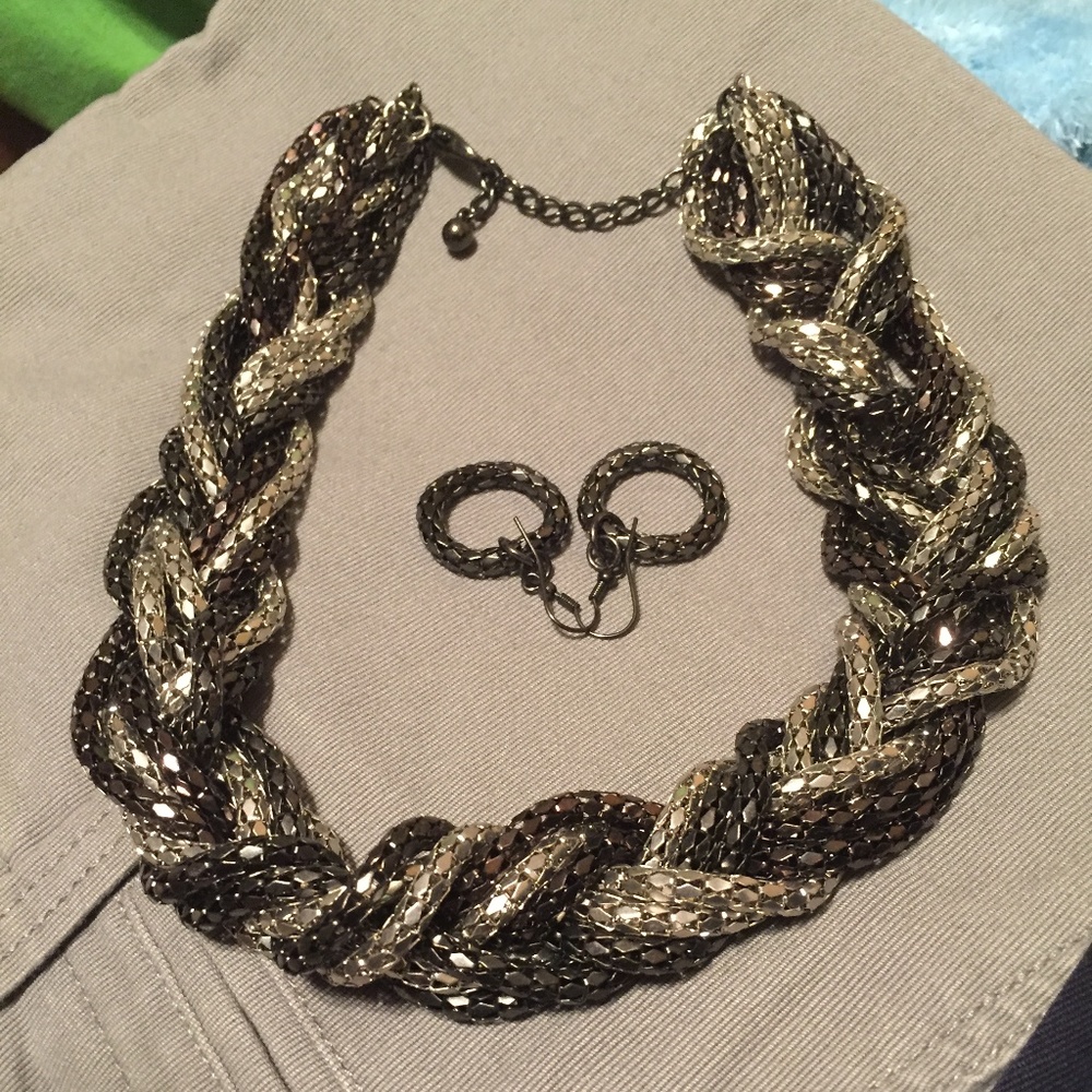 EUC Ladies Black & Silver Jewelry Set